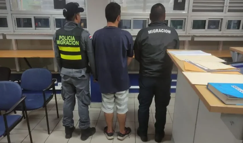 La persona fue conducida por los agentes. 