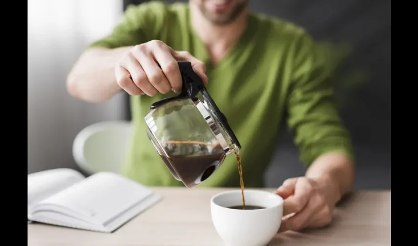 Exceder el consumo de cafeína podría crear dependencia. Foto ilustrativa / Freepik. 