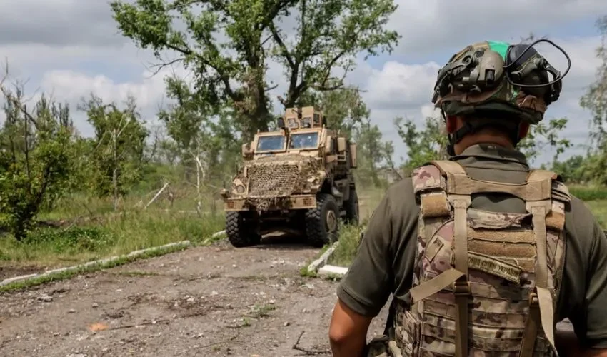 Un soldado ucraniano este viernes en la localidad de Blahodatne, en la región de Donetsk. EFE/EPA/STRINGER
