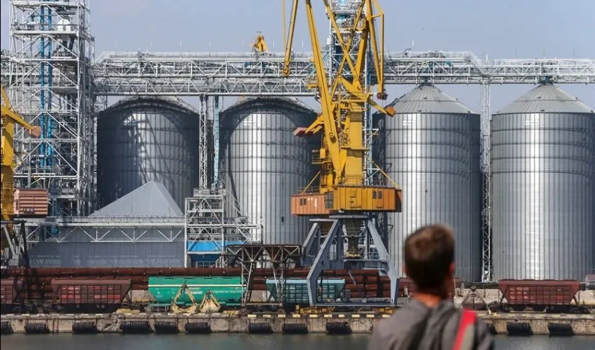 Imagen de archivo de silos de granos en el puerto de Odesa, Ucrania. EFE/EPA/Manuel de Almeida