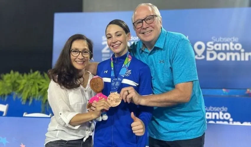 La atleta celebró la obtención de su medalla. 