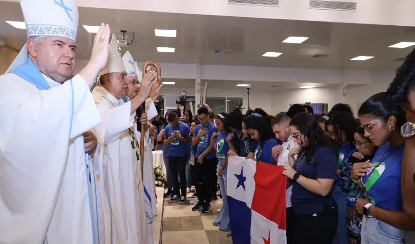 Los sacedortes bendicieron a los viajeros. 