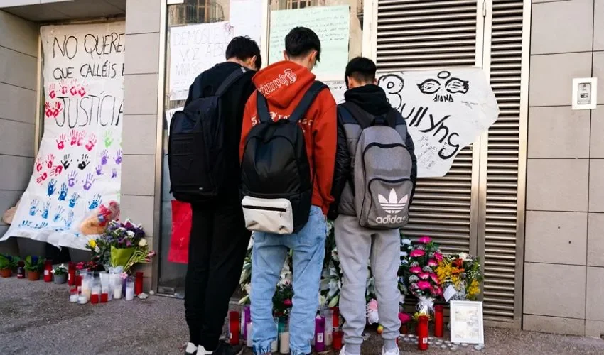 Velas, flores y pancartas en el domicilio de una menor que se suicidó en Sallent en febrero. EFE/Siu Wu