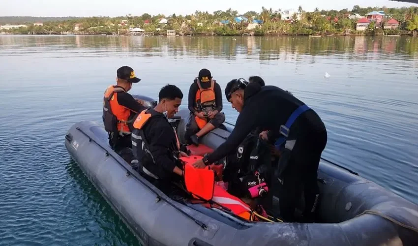 Fotografía cedida por la Agencia Nacional de Búsqueda y Rescate de Indonesia muestra a los rescatistas preparándose para una misión de búsqueda y rescate de víctimas de un barco de pasajeros hundido en las aguas de la isla de Muna. EFE/EPA/BASARNAS