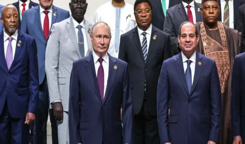 El presidente ruso, Vladímir Putin, junto a mandatarios africanos en la cumbre de San Petersburgo. EFE/EPA/Sergei Bobylev/Tass