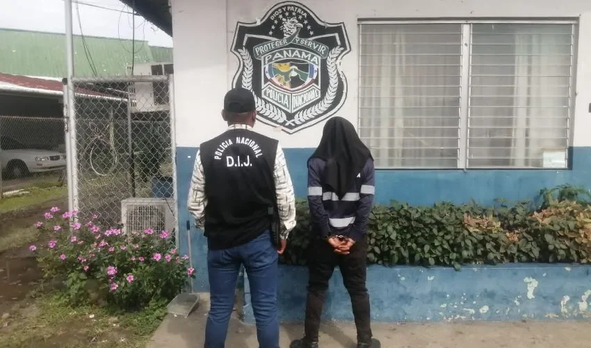 La persona fue conducida por los agentes. 