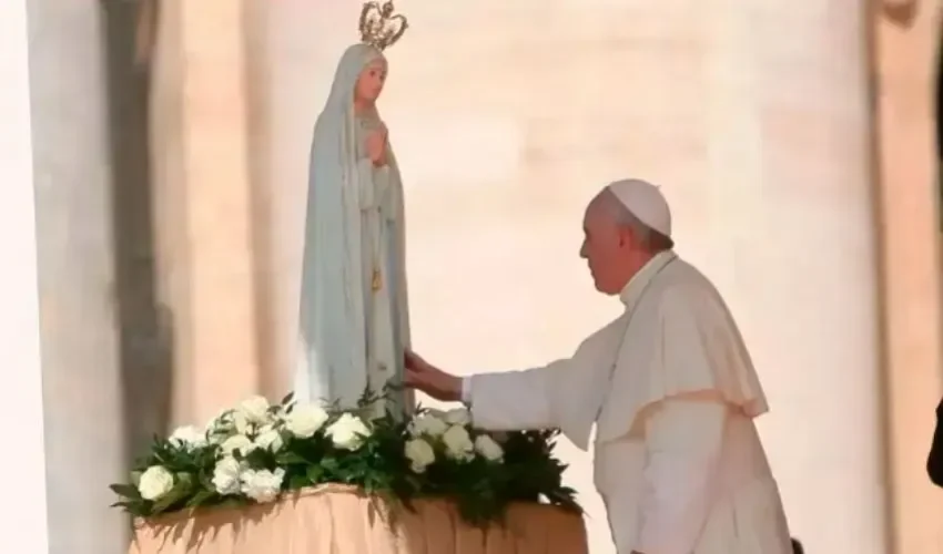 El Papa Francisco ante una imagen de la Virgen de Fátima. Crédito: Daniel Ibáñez (ACI)