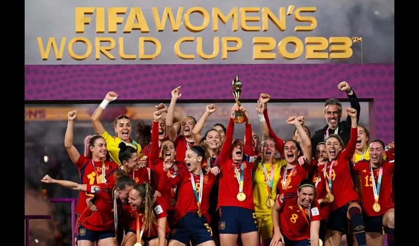 Las jugadoras de la selección española celebran su victoria ante Inglaterra en la final del Mundial de Fútbol femenino en Sídney, Australia, este domingo. EFE/ Dean Lewins