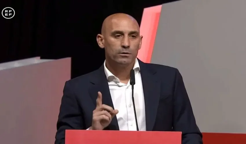 El presidente de la Real Federación Española de Fútbol, Luis Rubiales, durante su intervención en la Asamblea General. EFE/ RFEF