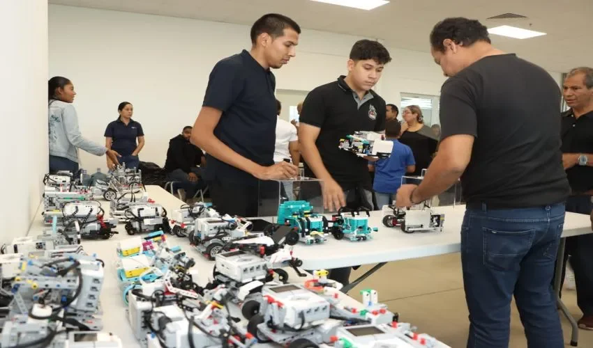 Los robot son construidos por los estudiantes. 