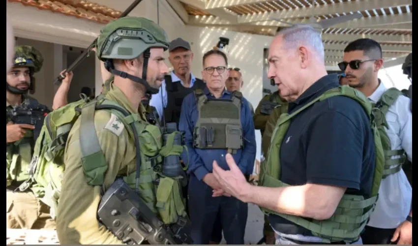 Benjamín Netanyahu visitó este sábado, kibbutz Beeri y kibbutz Kfar Aza. / EFE