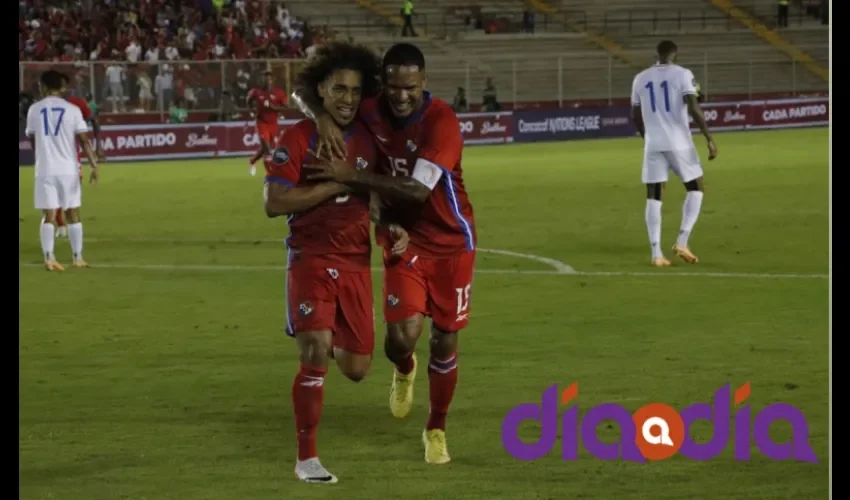 Carrasquilla y David celebran el primer gol de Panamá en el partido ante Guatemala. Foto/ Víctor Arosemena 