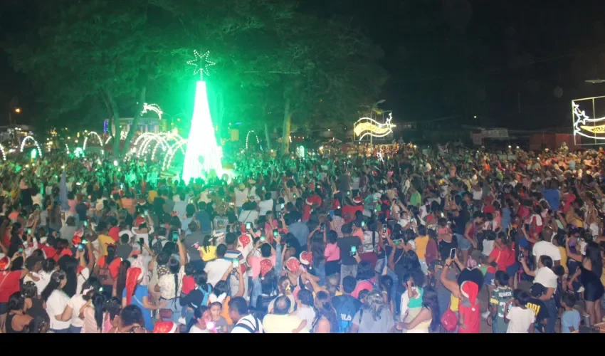 Encendido de árbol navideño en Paseo Libertador, La Chorrera. 