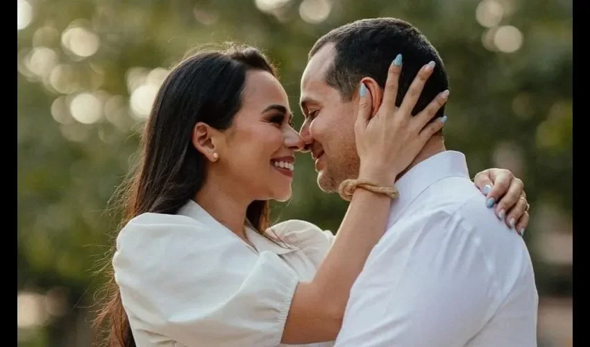 Leribeth Solís junto a su esposo Alex. Foto: @yessiwilchesfoto 