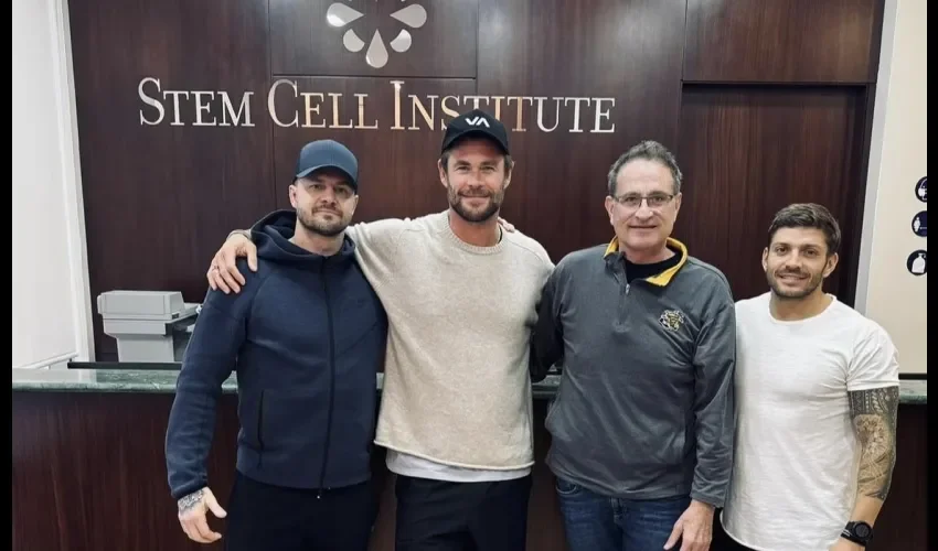 El actor posa con directivos de Stem Cell en Panamá. 