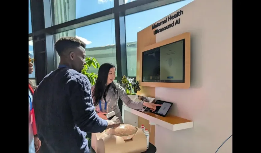 Unas personas escuchan una demostración de 'Maternal Health Ultrasound AI' presentada durante la conferencia 'The Check Up' (la revisión), de Google Salud, este martes en Nueva York (EE. UU). EFE/Sarah Yáñez-Richards