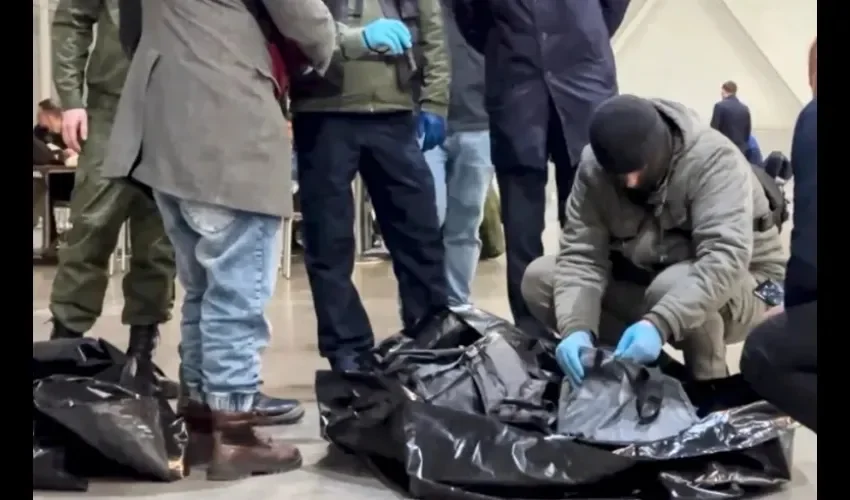 Imagen tomada de un video de las investigaciones en la zona del atentado en Moscú. EFE/EPA/RUSSIAN INVESTIGATIVE COMMITTEE PRESS-OFFICE