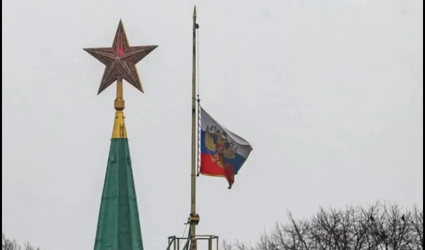 La bandera de Rusia a media asta en señal de duelo por las víctimas del atentado en Moscú. EFE/EPA/Sergei Ilnitsky