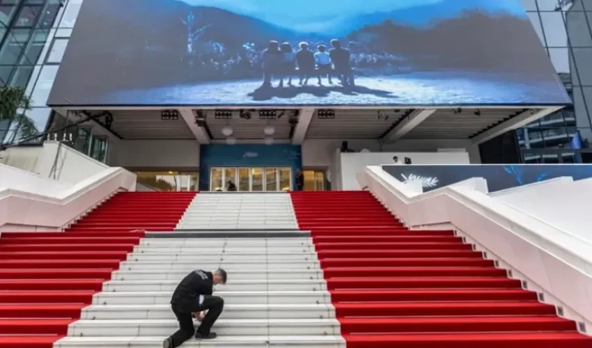 Un trabajador con los últimos preparativos para la inauguración de la 77 edición del Festival de Cannes. EFE/EPA/Andre Pain