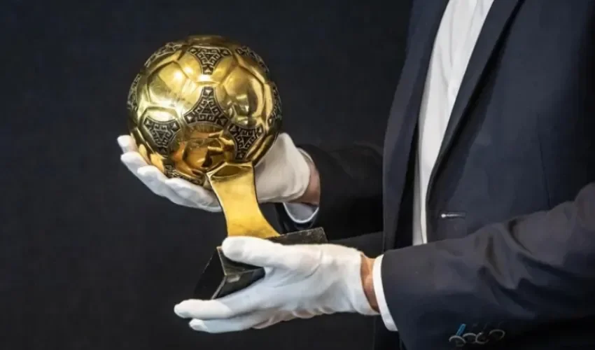 Francois Thierry, de la casa de subastas Aguttes, presenta el trofeo del Balón de Oro de Diego Maradona. EFE/EPA/Christophe Petit Tesson