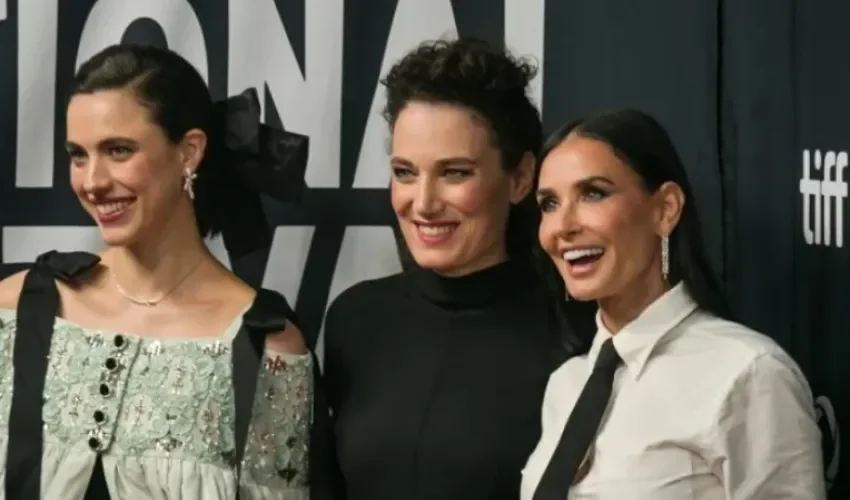 oronto (Canada), 05/09/2024.- La directora Coralie Fargeat y las actrices Margaret Qualley y Demi Moore en el Festival Internacional de Cine de Toronto. EFE/EPA/EDUARDO LIMA