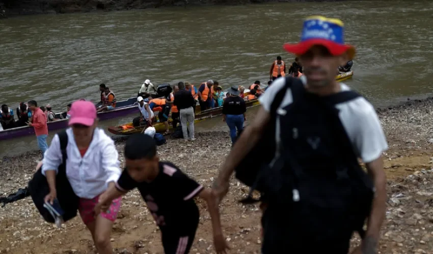 Fotografía de archivo que muestra a migrantes caminando hacia la Estación Temporal de Recepción Migratoria, en Lajas Blancas en Darién (Panamá). EFE/ Bienvenido Velasco