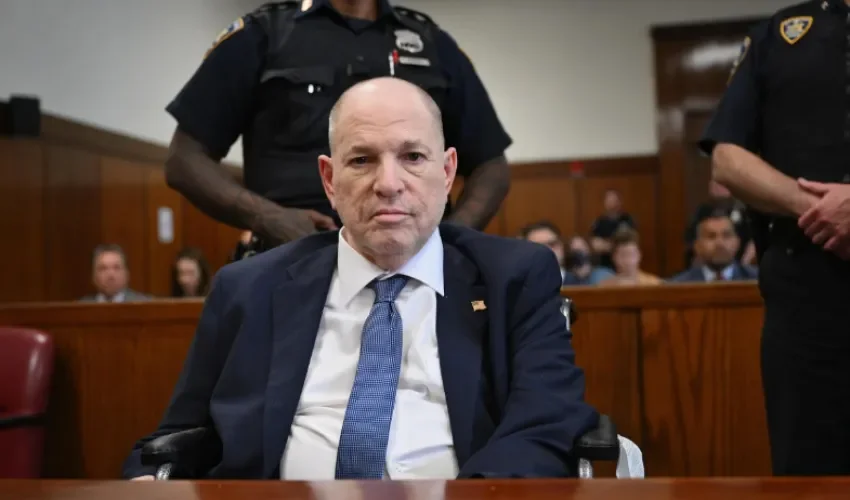 Fotografía de archivo del exproductor de cine Harvey Weinstein asiste a una audiencia de descubrimiento antes de su nuevo juicio por cargos de agresión sexual, en el Tribunal Penal de Manhattan en la ciudad de Nueva York, NY, EE.UU. EFE/EPA/Angela Weiss