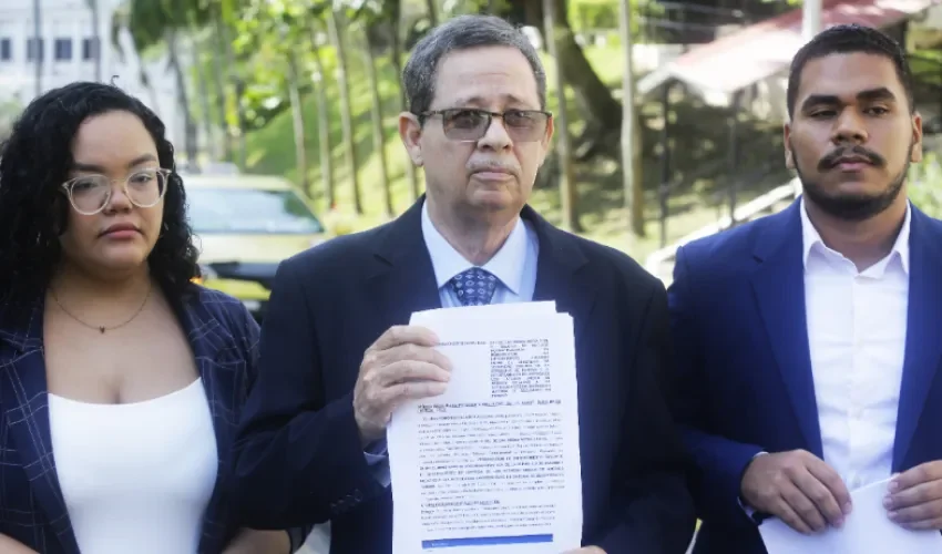 El integrante del ente civil Sal de las Redes, Juan Ramón Sevillano, sostiene un documento este miércoles, a las afueras de la Corte Suprema de Justicia (CSJ) en la Ciudad de Panamá (Panamá). EFE/ Carlos Lemos