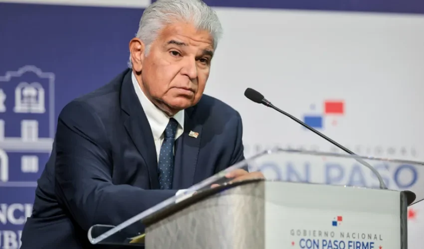 Fotografía cedida por la presidencia de Panamá del presidente de Panamá, José Raúl Mulino, hablando durante una rueda de prensa este jueves, en Ciudad de Panamá (Panamá). EFE/ Presidencia De Panamá