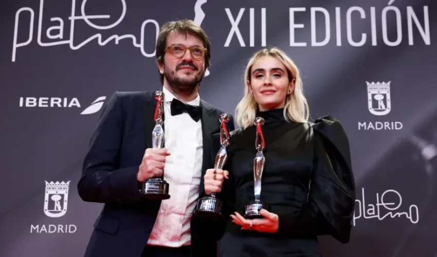 El productor brasileño Rodrigo Teixeira (i) posa con el galardón a mejor película Iberoamericana de ficción, mejor dirección y mejor actriz protagonista por -Ainda estou aqui-, durante la entrega de los Premios Platino en Madrid. EFE