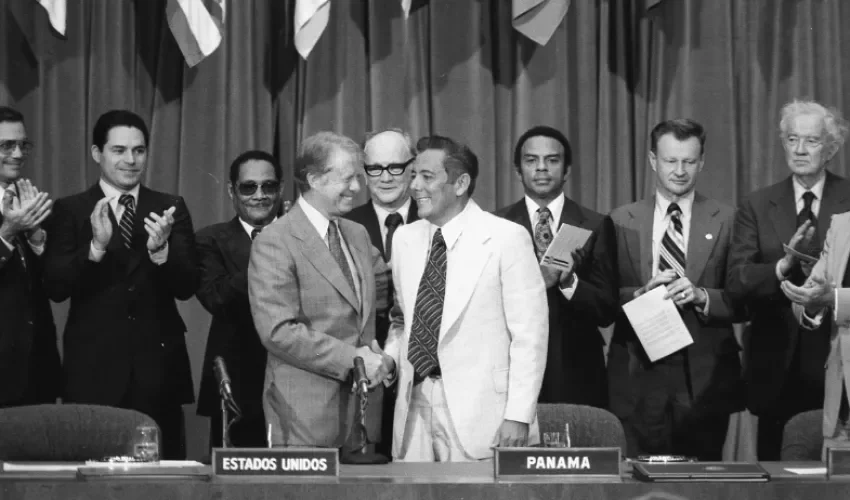 Fotografía cedida por la directora panameña Annie Canavaggio que muestra al expresidente estadounidense Jimmy Carter (1977-1981) (i) y el jefe del Estado panameño Omar Torrijos (1968-1981) durante los Tratados Torrijos-Carter de 1977.