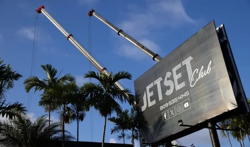 Fotografía de las afueras de la discoteca Jet Set este miércoles, en Santo Domingo (República Dominicana). EFE/ Orlando Barría