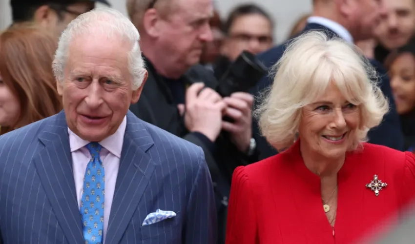 El rey Carlos III y la reina Camila del Reino Unido abandonan la National Gallery de Londres, el 6 de mayo de 2025. Foto: EFE
