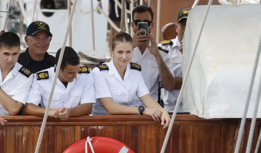  La princesa de Asturias, Leonor de Borbón (3d), heredera de la corona española, este martes en el buque escuela de la Armada española Juan Sebastián de Elcano, para cruzar el Canal de Panamá y así continuar su travesía. EFE/ Bienvenido Velasco