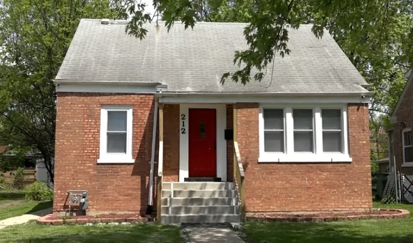Captura de video que muestra la casa donde el papa León XIV pasó sus primeros años en Chicago (Estados Unidos) y que salió a subasta. /EFE