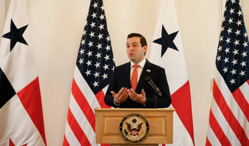 El embajador de Estados Unidos en Panamá, Kevin Marino Cabrera, habla en una rueda de prensa este jueves, en Ciudad de Panamá (Panamá). EFE/ Bienvenido Velasco