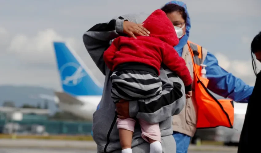 Fotografía de archivo de deportados descendiendo de un avión. EFE/ Esteban Biba
