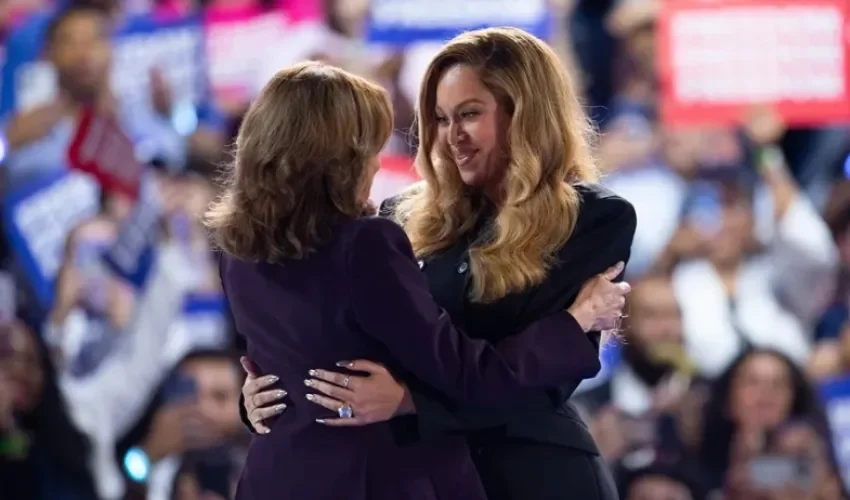 La cantante Beyoncé (d) saluda a la candidata a la presidencia en 2024 Kamala Harris, durante un acto de campaña electoral. EFE/EPA/Carlos Ramirez