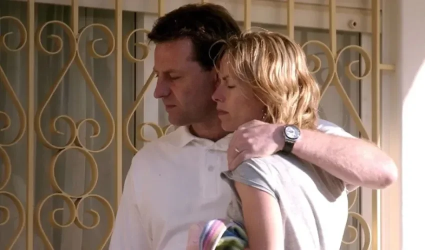 Los padres de Madeleine McCann en Praia da Luz, en el Algarve portugués, en los días posteriores a la desaparición de la niña.EFE/Luis Forra