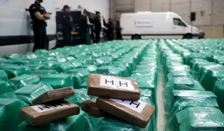 Una operación conjunta de la Policía Nacional y el Servicio de Vigilancia Aduanera español que se saldó con la incautación de 13 toneladas de cocaína en Cádiz. EFE/A.Carrasco Ragel