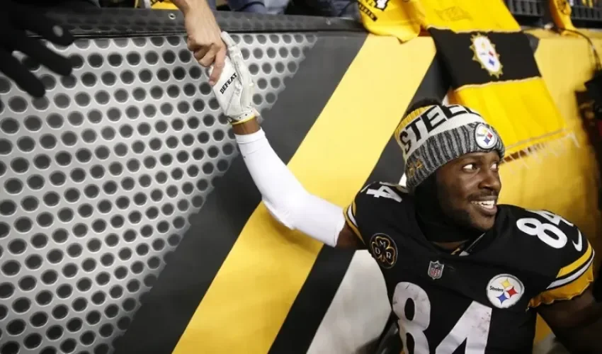 Fotografía de archivo del jugador de la NFL Antonio Brown, durante su etapa en los Pittsburgh Steelers en 2017, requerido por las autoridades en un caso de intento de asesinato con arma de fuego. EFE/Jared Wickerham