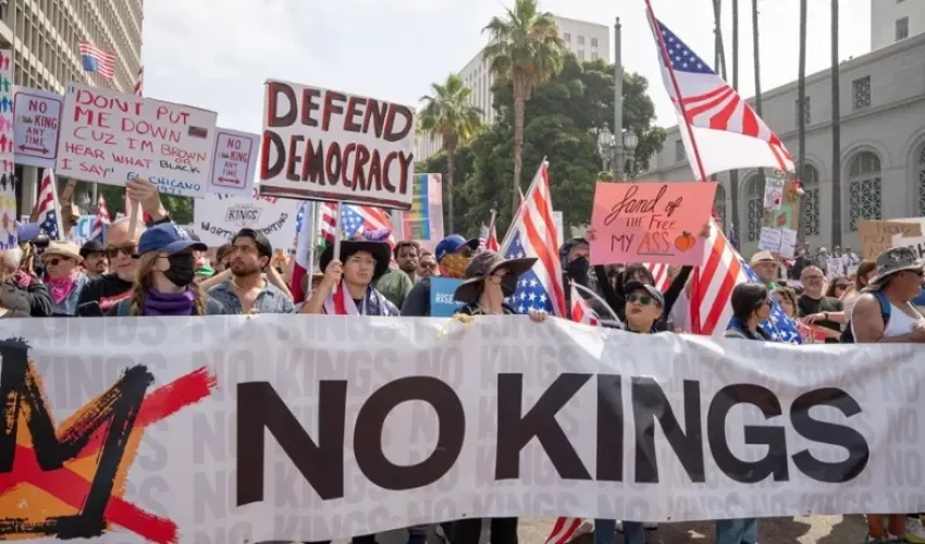 Manifestantes sostienen pancartas durante una protesta del “No Kings Day” en Los Ángeles, California, Estados Unidos. EFE/EPA/Kyle Grillot