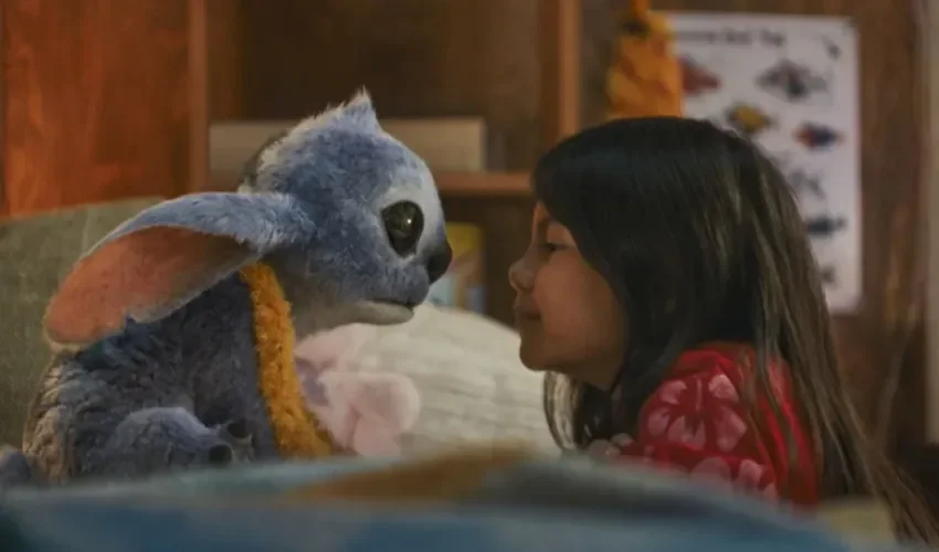 Fotograma en el que aparecen el personaje de ficción Stitch (i) y la joven actriz Maia Kealoha (d) como Lilo en la película de acción real de Disney, Lilo & Stitch. EFE/ Disney