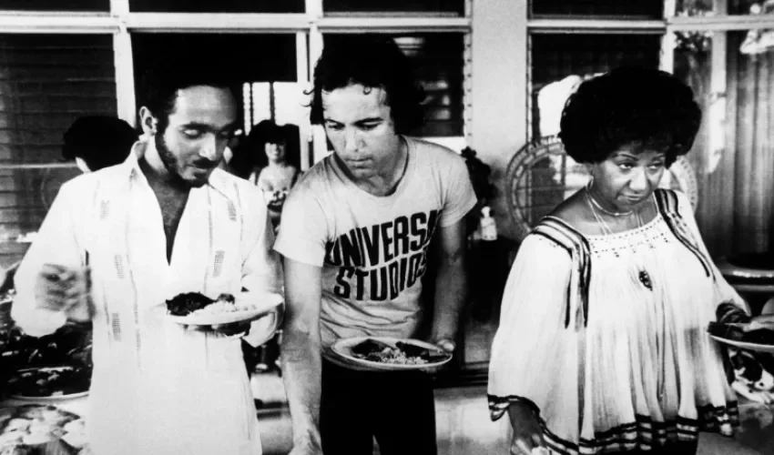 Fotografía del 23 de junio de 1982 que muestra a Willie Colón y Rubén Blades en compañía de Celia Cruz. EFE