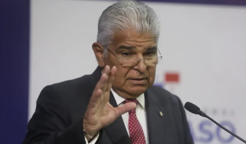 Preisdente de Panamá, José Raúl Mulino, durante una conferencia de prensa, en el anfiteatro de la presidencia, en Ciudad de Panamá (Panamá). EFE/Carlos Lemos