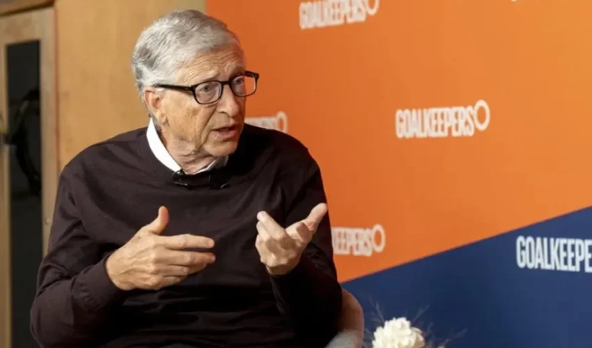 El magnate estadounidense Bill Gates, cofundador de Microsoft, habla durante una entrevista con EFE este lunes, en Nueva York (EE.UU.). EFE/Ángel Colmenares