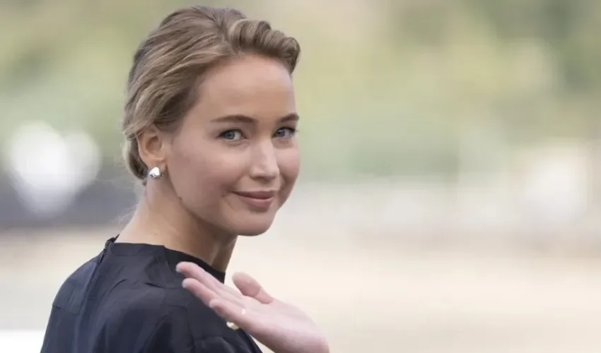 Jennifer Lawrence posa este viernes en el 73 Festival Internacional de Cine de San Sebastián, donde esta noche recibirá el Premio Donostia. EFE/ Javier Etxezarreta