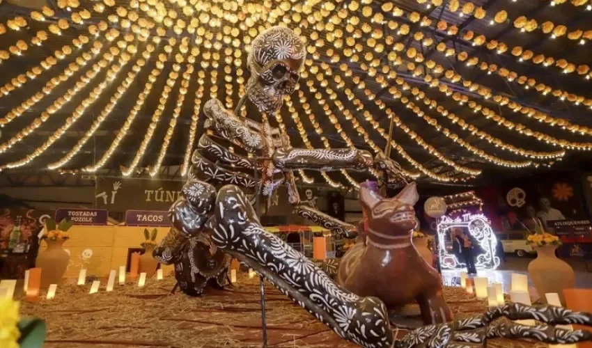 Fotografía de una calavera monumental, en el municipio de Atlixco, en Puebla (México). EFE/ Hilda Ríos