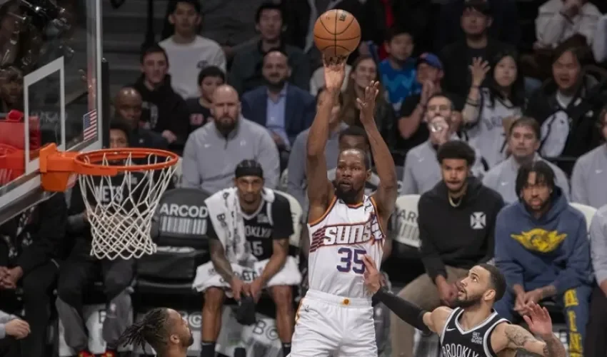 Fotografía de archivo de Kevin Durant (c) de Phoenix Suns lanzando un balón durante un juego de la NBA entre Brooklyn Nets y Phoenix Suns en el Barclays Center en Nueva York (EE.UU.). EFE/ Ángel Colmenares Fotografía de archivo de Kevin Durant (c) de Phoenix Suns lanzando un balón durante un juego de la NBA entre Brooklyn Nets y Phoenix Suns en el Barclays Center en Nueva York (EE.UU.). EFE/ Ángel Colmenares