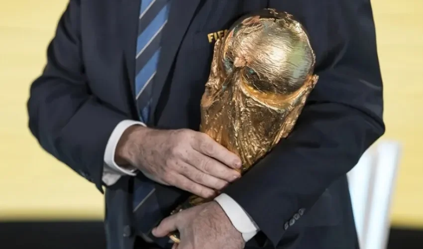 El presidente de la FIFA, Gianni Infantino, sostiene el Trofeo de la Copa Mundial de la FIFA. EFE/EPA/CLAUDIO THOMA